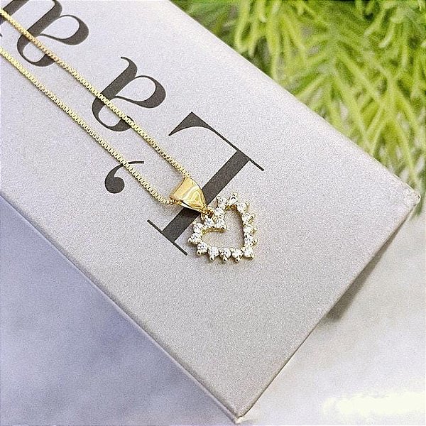 Colar Coração Cravejado Vazado Ponteiras Folheado a Ouro 18k