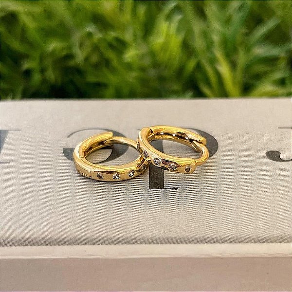 Brinco de Argola 5 Zirconias Redondas Cravadas P Folheado a ouro 18K