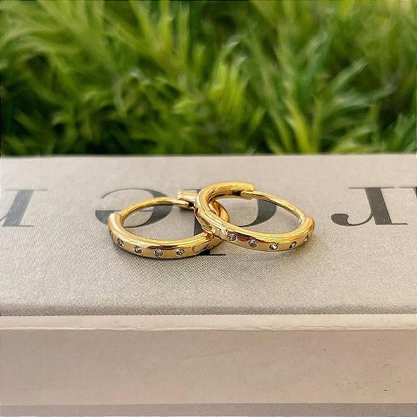 Brinco de Argola 5 Zirconias Redondas Cravadas G Folheado a ouro 18K
