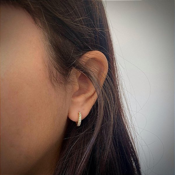 Brinco de Argola 1 Fio Cravejado Slim M Folheado a ouro 18K