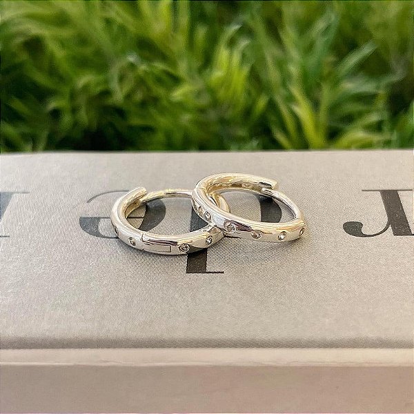 Brinco de Argola 5 Zirconias Redondas Cravadas M Folheado a prata 925