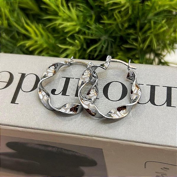 Brinco de Argola Fita Torcida Fecho Italiano Steel