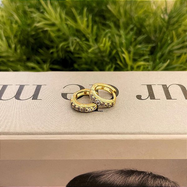 Brinco de Argola 1 Fio Cravejado Slim P Folheado a ouro 18K