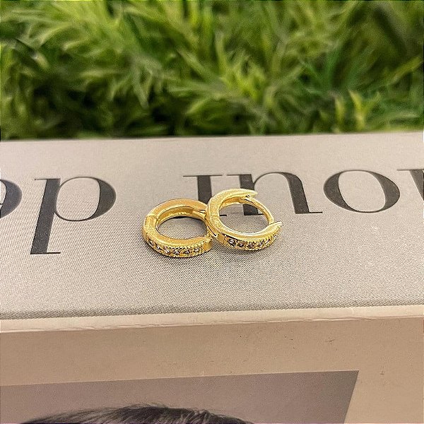 Brinco de Argola 1 Fio Cravejado Folheado a ouro 18K