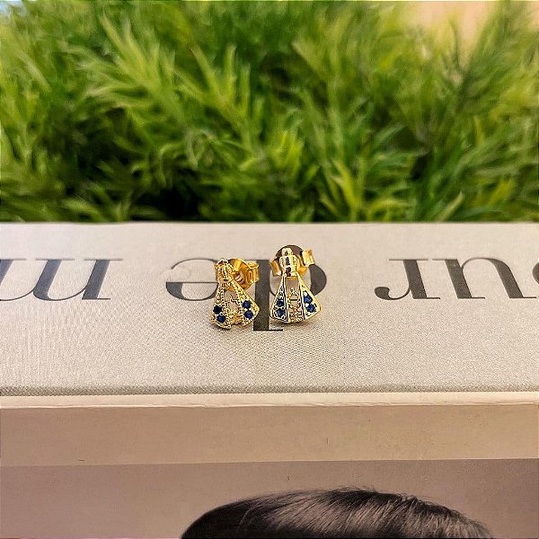 Brinco de Nossa Senhora Cravejado com 4 Zirconias Azuis Folheado a ouro 18K