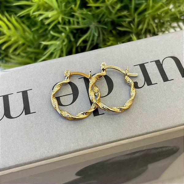 Brinco de Argola Fio Trançado Liso e Granitado Folheado a ouro 18K