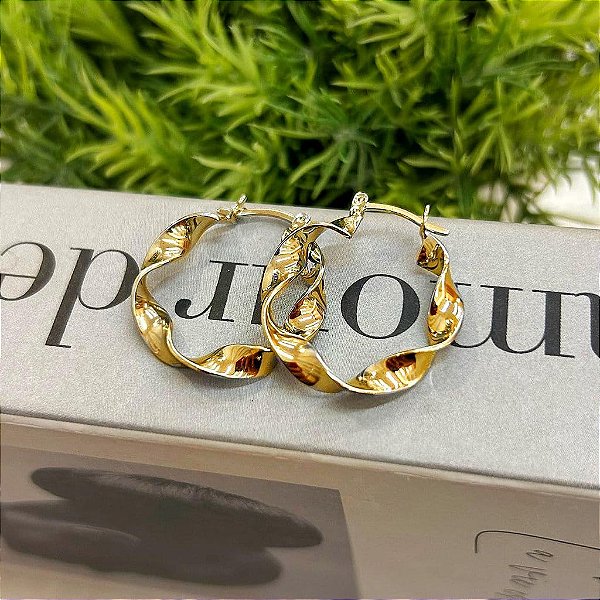 Brinco de Argola Fita Torcida Fecho Italiano Folheado a ouro 18K