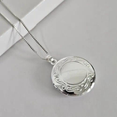 Colar de Relicário Redondo Arabescos Correntinha Folheado a prata 925