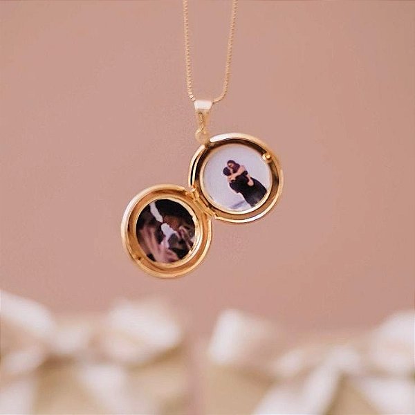 Colar de Relicário Redondo Arabescos Correntinha Folheado a ouro 18K