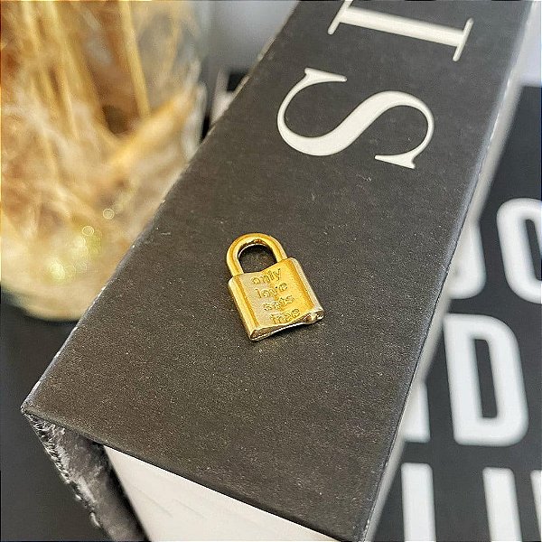 Pingente Cadeado Only Love Sets Free Folheado a ouro 18K