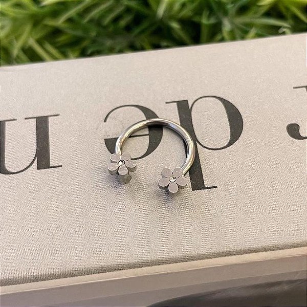 Piercing Ferradura Flores nas Pontas Steel