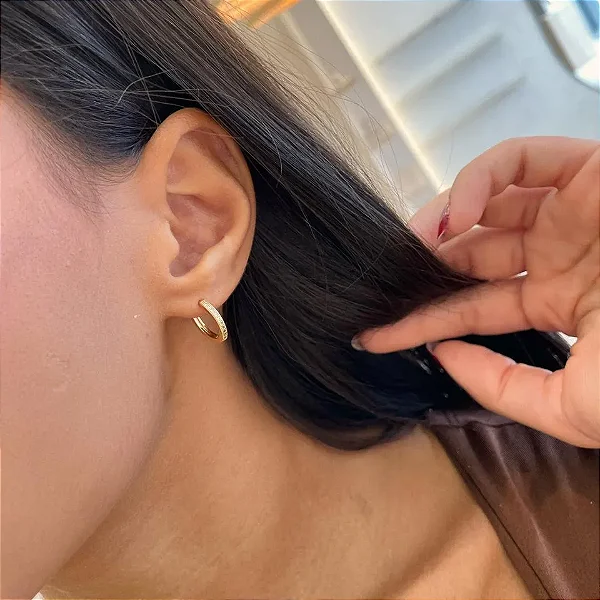 Argola Cravejada Reta G Folheado a ouro 18K