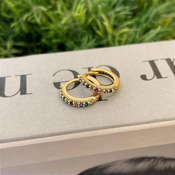 Brinco de Argola 1 Fio Cravejado Slim Rainbow M Folheado a ouro 18K