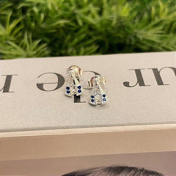 Brinco de Nossa Senhora Cravejado com 4 Zirconias Azuis Folheado a Prata 925