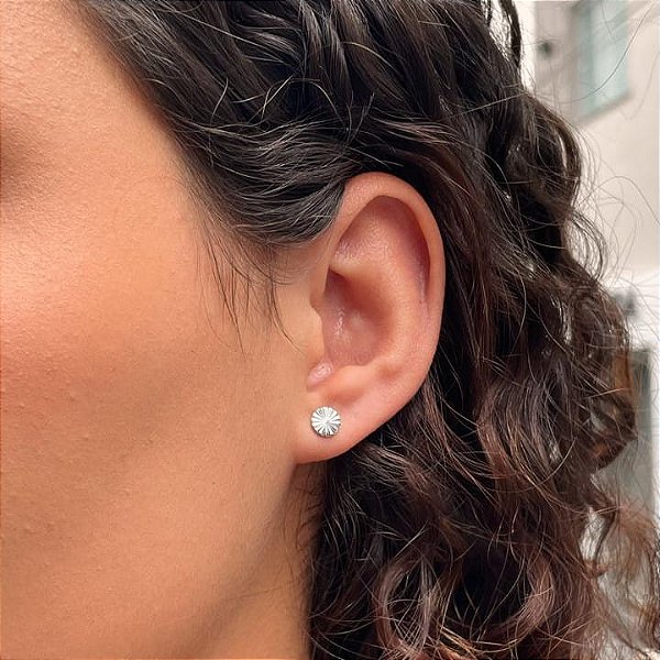 Brinco Redondo Trabalhado Pequeno Steel