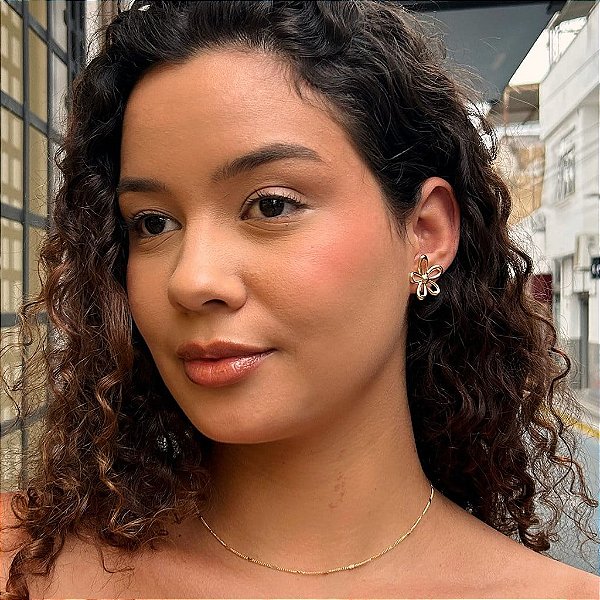 Brinco de Flor Pélatas Vazadas Folheado a ouro 18K