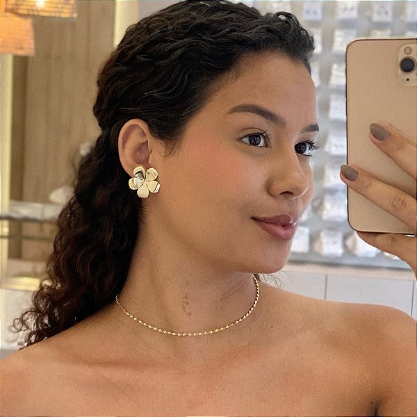 Brinco de Flor Lisa Pétalas Abauladas Folheado a ouro 18K