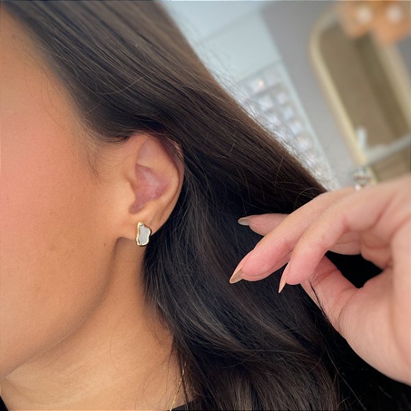 Brinco Orgânico Resina Madrepérola Folheado a ouro 18K