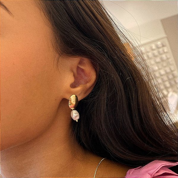 Brinco Base Lisa e Pérola Solitária Organica Folheado a ouro 18K