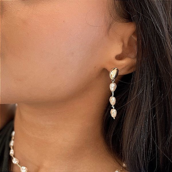Brinco Pendente 3 Pérolas Organicas com Base Ovalada Folheado a ouro 18K