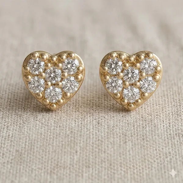 Brinco de Coração Pequeno com Seis Zircônias Cravejadas Folheado a Ouro 18k