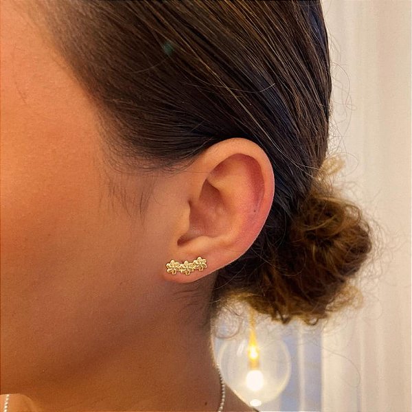 Brinco Earcuff 3 Flores Folheado a ouro 18K