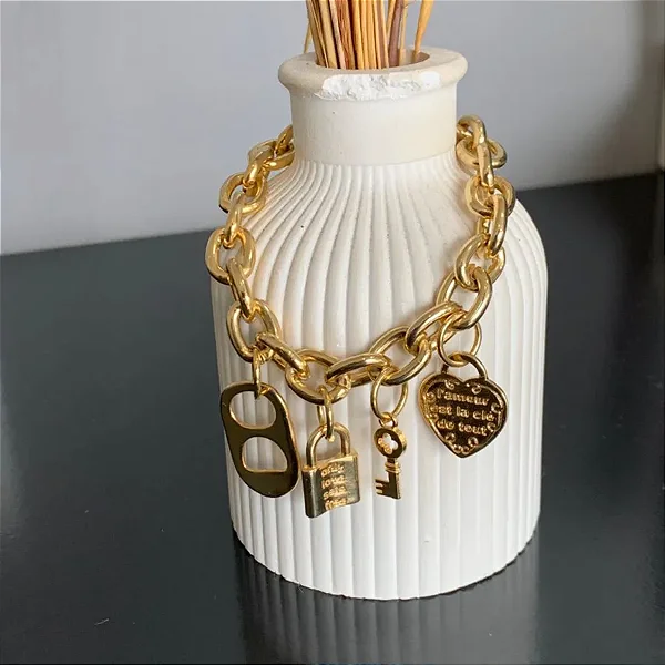 Colar choker pingentes variados Folheado a ouro 18K