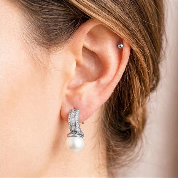 Brinco Meia Argola Baguetes e Pérola