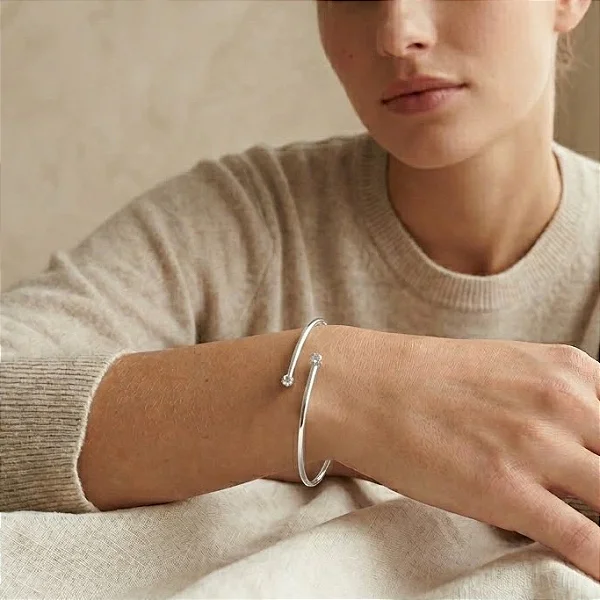 Bracelete Fio Zircônias na Ponta Transpassando