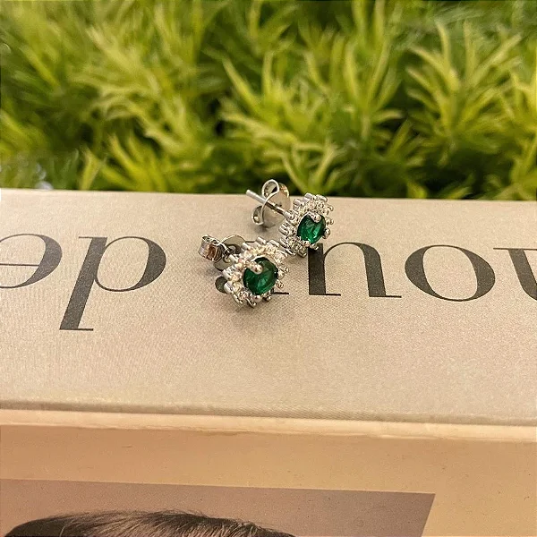 Brinco de Flor Pétalas Cravejadas e Zirconia Verde Central