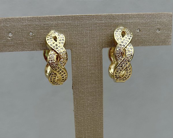 Brinco trança com zircônias e banho de ouro 18k