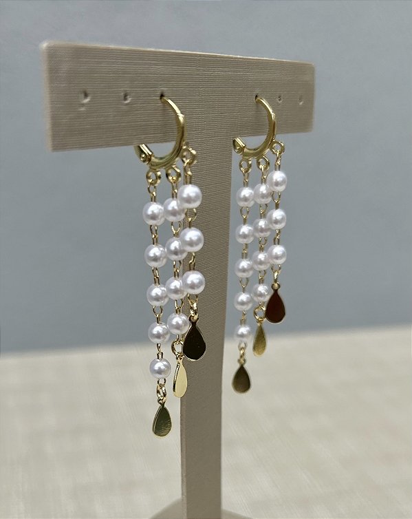Brinco cascata pérolas e banho de ouro 18k.