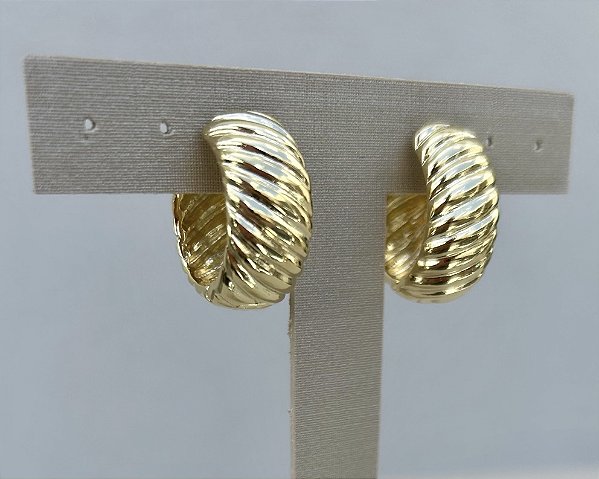 Brinco argola robusta trabalhada com banho de ouro 18k