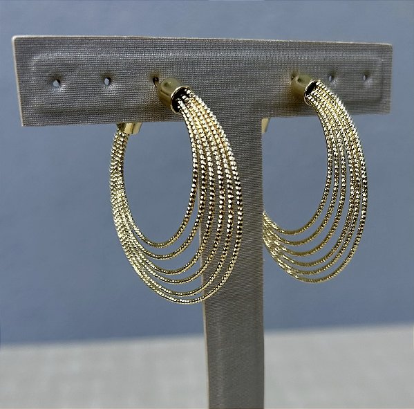 Brinco argola crescente em banho de ouro 18k
