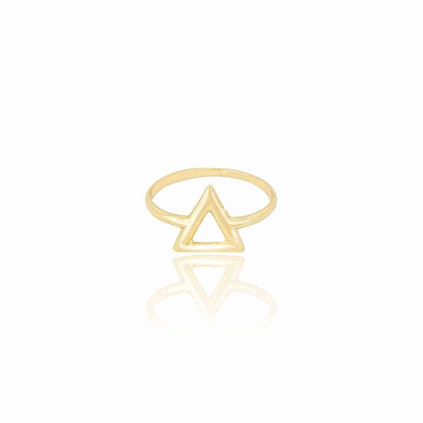 Anel triângulo vazado em banho de ouro 18k.
