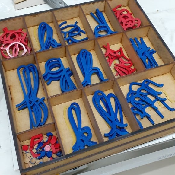 Alfabeto Móvel Cursivo Montessori com Caixa de Armazenamento