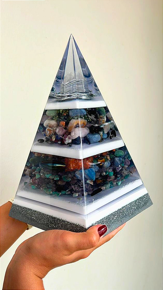 Pronta Entrega Orgonite Pirâmide de 30cm com Hematitas Magnetizadas - Prata