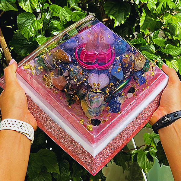 Pronta Entrega Orgonite Pirâmide de Gizé 30cm com Hematitas Magnetizadas - Rosa com Folhas de Ouro