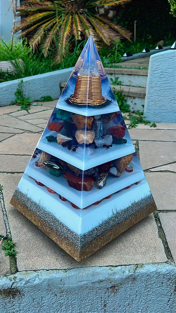 PRONTA ENTREGA - Pirâmide com Hematitas Magnetizadas 48cm - Dourada