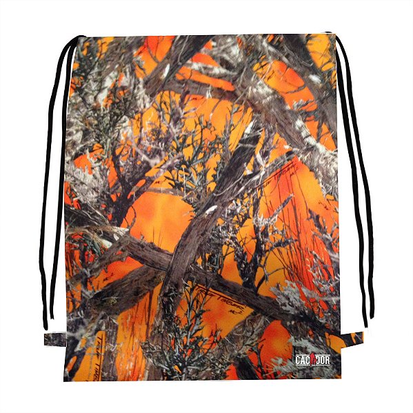 Mochila camuflada com laranja