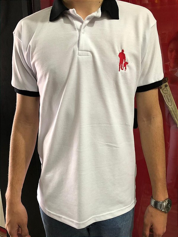 CAMISETA GOLA POLO CAÇADOR BRANCA COM VERMELHO
