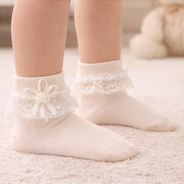 Meia Infantil com Renda, Rococó, Laço, e Aplicações Artesanais