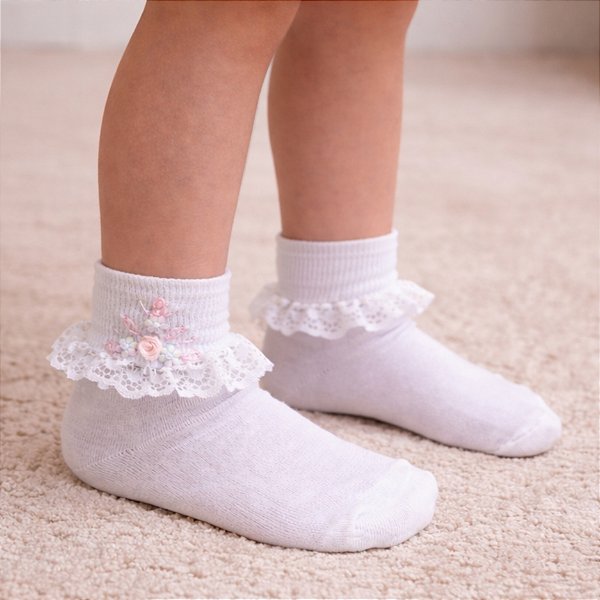 Meia Infantil com Renda, Rococó e Bordado Feito a Mão