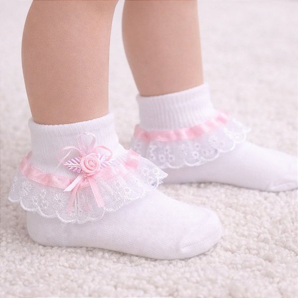 Meia infantil com Renda, Bordado Inglês e Aplicações Artesanais