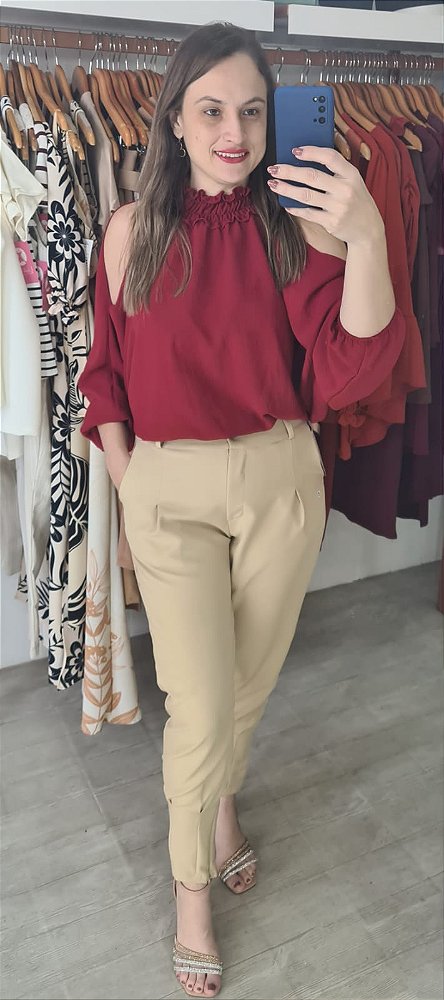 Calça cenoura cor bege