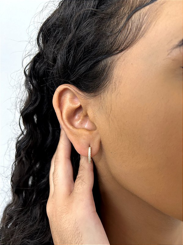 Brinco Argola 1 Fileira G Cravejada Banhado a Ouro 18k - BRI028