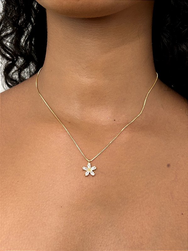 Colar Flor Cravejado Banhada a Ouro 18k - COR012