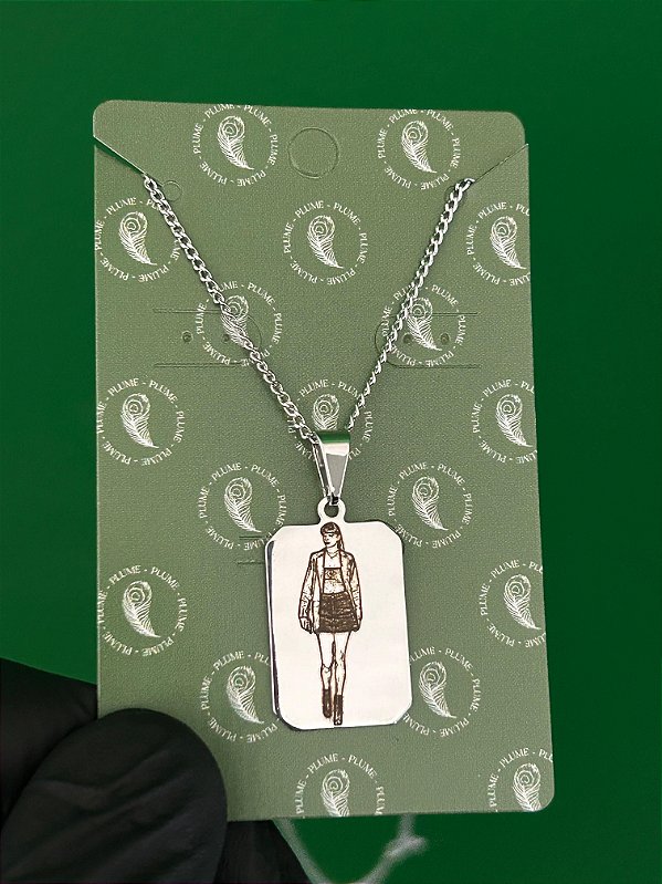 Colar Medalha Quadrada Personalizada (22x15mm) Banhada a Prata COR016-PINP005