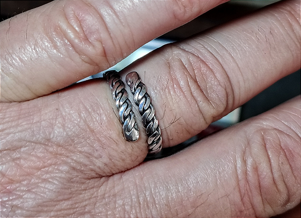 Anel minimalista trançado artesanal