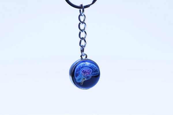 Chaveiro bola com cérebro cristalino